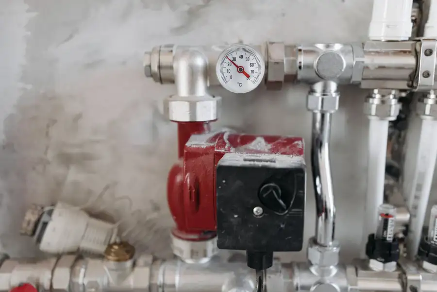 Heizkreisverteiler mit Thermometer und Umwälzpumpe